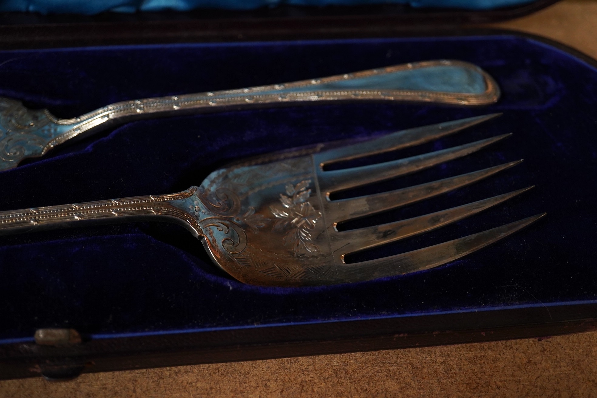 A cased set of six George V silver bean end coffee spoons and a cased pair of silver plated fish servers. Condition - fair